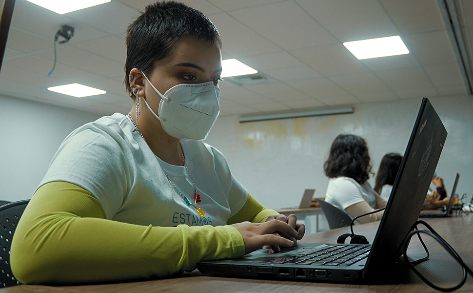 No solo le digamos a las niñas que pueden hacer lo que quieran – Enseñémosles como pueden romper barreras Hero Image