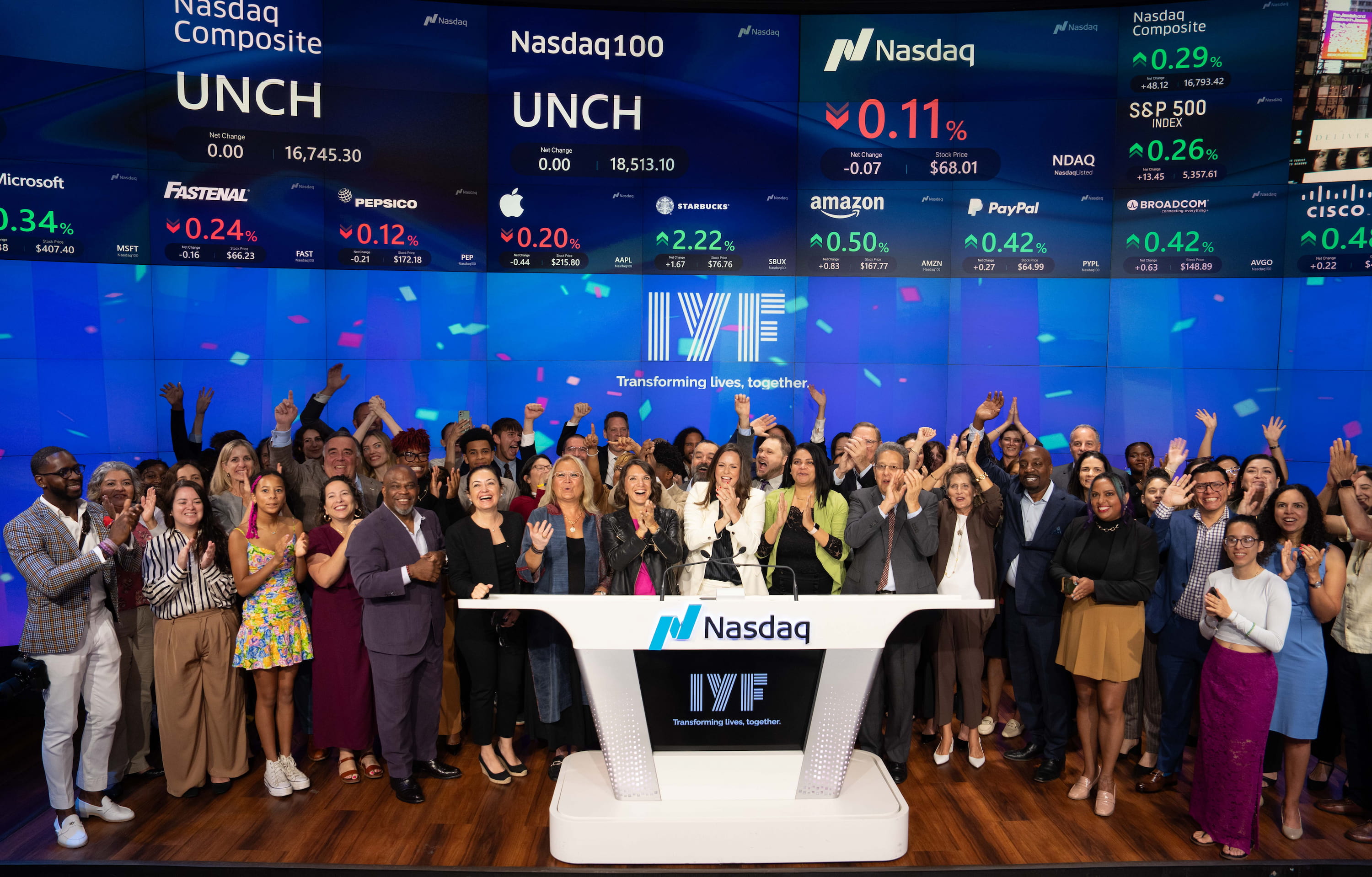 Miembros de la IYF celebrando la apertura del NASDAQ