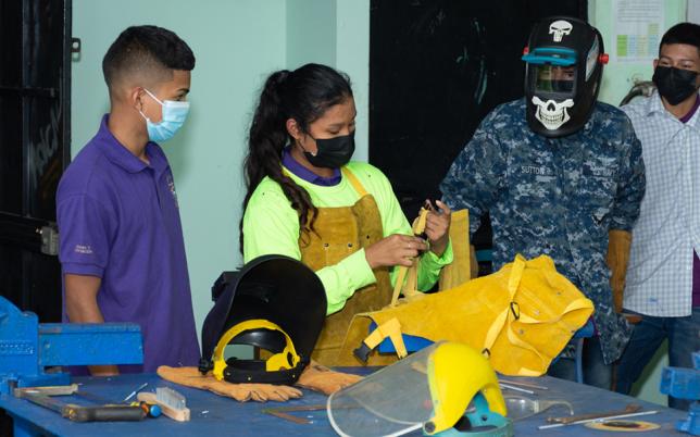 A Creative Challenge Lets Students in Panama Practice Skills While Helping Communities Hero Image