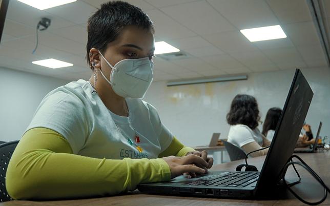 No solo le digamos a las niñas que pueden hacer lo que quieran – Enseñémosles como pueden romper barreras Hero Image