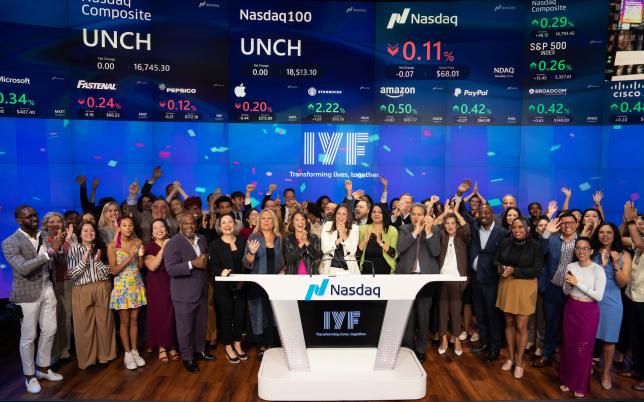 Miembros de la IYF celebrando la apertura del NASDAQ